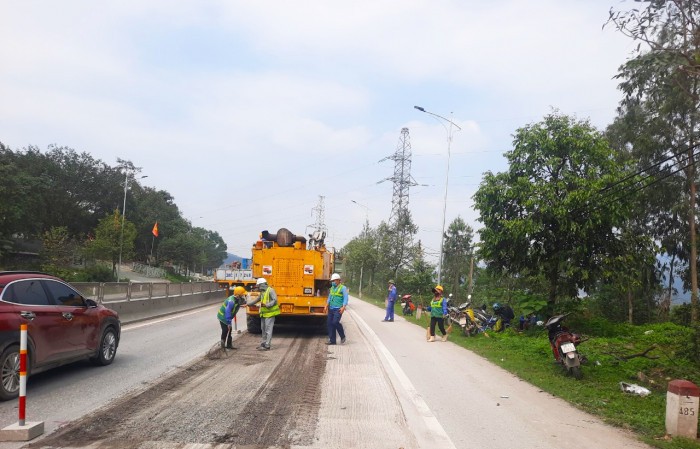 Đơn vị thuộc Tập đoàn Cienco4 thực hiện sửa chữa QL1 đoạn qua Nghệ An và Hà Tĩnh.