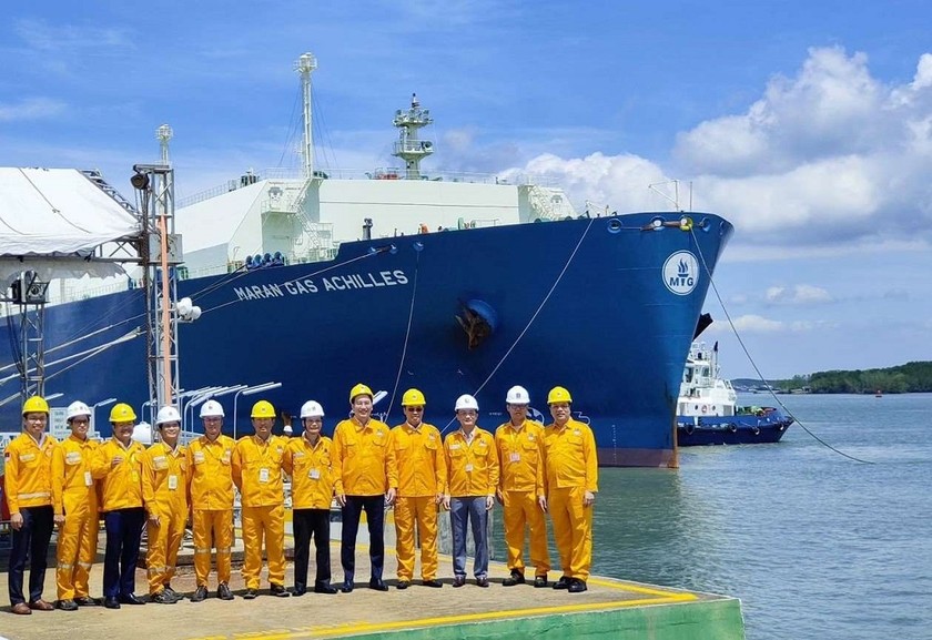 Lãnh đạo, cán bộ của PV GAS bên tàu nhập khí LNG đầu tiên của Việt Nam.