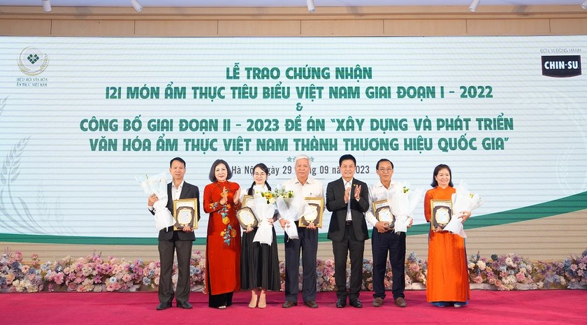 CHIN-SU cùng VCCA trao chứng nhận 121 món ẩm thực tiêu biểu khắp ba miền.