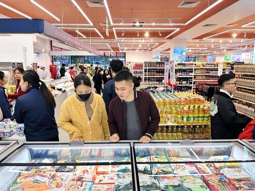 Khách hàng mua sắm chuẩn bị Tết tại Winmart.