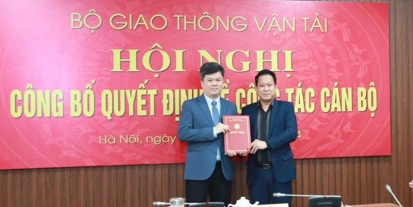 Ông Nguyễn Công Long (trái), nhận quyết định đảm nhận chức vụ Tổng Giám đốc VATM.