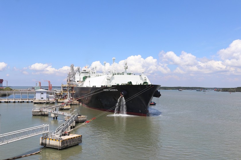 Tàu Hoegh Gandria cập cảng PV GAS Vũng Tàu.