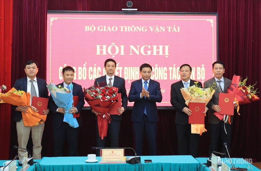 Bộ trưởng Nguyễn Văn Thắng tặng hoa chúc mừng và trao quyết định điều động, bổ nhiệm cán bộ lãnh đạo chủ chốt của 5 đơn vị trực thuộc Bộ GTVT.