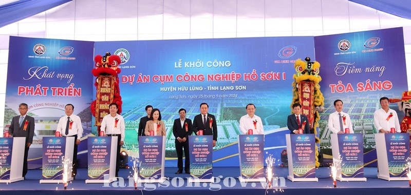 Các đại biểu thực hiện nghi lễ ấn nút khởi công dự án Cụm công nghiệp Hồ Sơn 1. (Ảnh Cổng thông tin điện tử tỉnh Lạng Sơn).