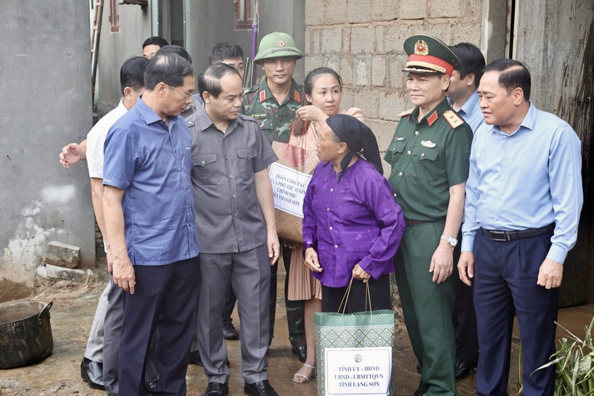 Phó Thủ tướng Bùi Thanh Sơn thăm hỏi và tặng quà các gia đình bị thiệt hại do bão số 3 gây ra.