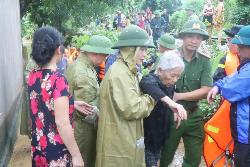 Lực lượng Quân đội, Công an phối hợp với chính quyền địa phương cứu hộ người dân huyện Chi Lăng (Lạng Sơn) ảnh hưởng bão số 3.