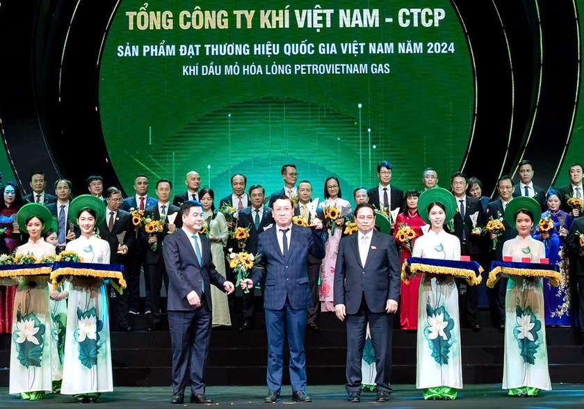 Ông Nguyễn Công Luận - Phó Tổng Giám đốc PV GAS nhận biểu trưng Thương hiệu Quốc gia 2024.