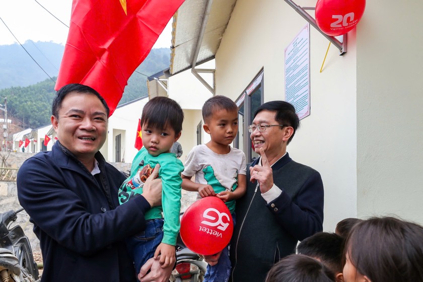 Ông Lê Ngọc Sơn - Tổng Giám đốc Petrovietnam cùng ông Trần Quang Dũng - Phó Bí thư thường trực Đảng uỷ Petrovietnam thăm hỏi đồng bào và các cháu thiếu nhi tại khu tái thiết thôn Kho Vàng.