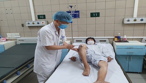 Công nhân bị nhiễm độc thiếc được điều trị ở bệnh viện Bạch Mai