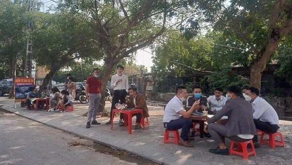 Những chiếc bàn nhựa được đặt bên cạnh tấm biển “Điểm tư vấn dự án Thanh Hà New City”