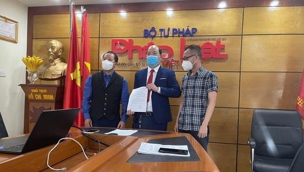 Ban Biên tập Báo Pháp luật Việt Nam đã trao các quyết định Trưởng đại diện tại Quảng Ninh cho nhà báo Công Thành.