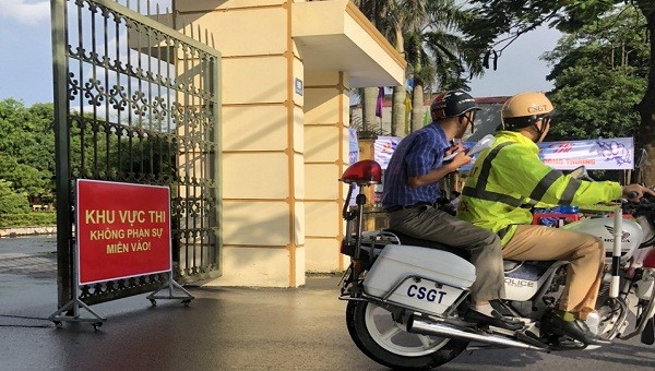 Lực lượng CSGT Công an huyện Bình Giang (Hải Dương) đã sử dụng xe môtô đặc chủng tìm đến tận nhà để đón thí sinh đến điểm thi.