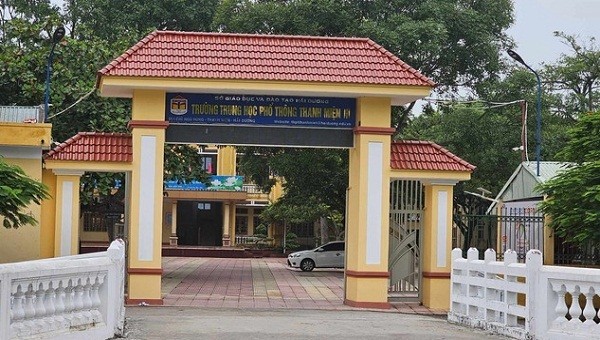 Bảng kê thu tiền đóng góp đầu năm học của trường Thanh Miện III với số tiền lên tới hơn 8,7 triệu đồng/học sinh.