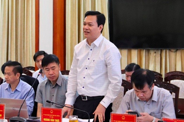 Ông Hoàng Văn Thực, Giám đốc Sở Tài nguyên và Môi trường tỉnh Hải Dương phát biểu ý kiến tại phiên họp 