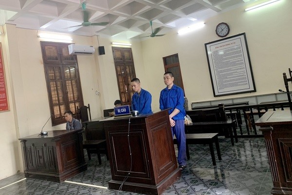 Hai bị cáo Lò Văn Đoàn và Nguyễn Văn Chung tại toà.