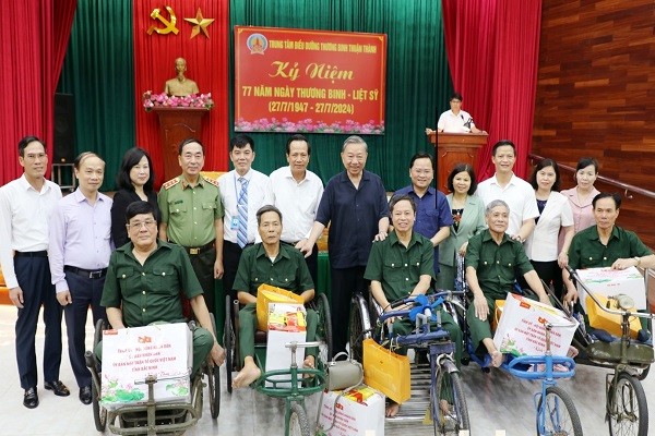 Chủ tịch nước Tô Lâm cùng lãnh đạo các Bộ, ngành TW và tỉnh Bắc Ninh chụp ảnh lưu niệm với các thương, bệnh binh đang được điều trị, chăm sóc tại Trung tâm ĐDTB Thuận Thành