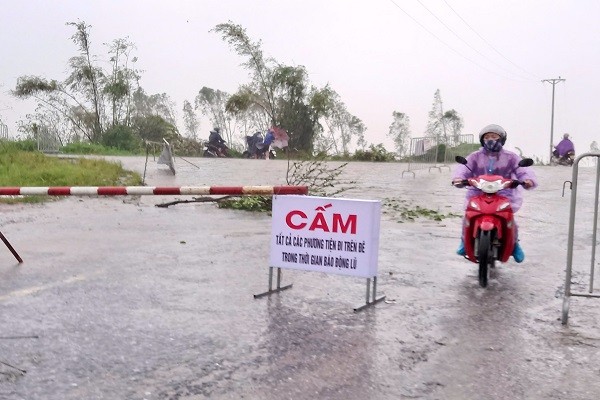 Hải Dương cấm tất cả các phương tiện đi trên đê trong thời gian báo động lũ, trừ các phương tiện được phép.