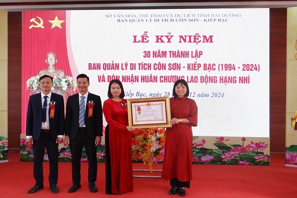 Thừa ủy quyền Chủ tịch nước, bà Nguyễn Thị Việt Nga, Phó Trưởng đoàn chuyên trách Đoàn Đại biểu Quốc hội tỉnh Hải Dương trao Huân chương Lao động hạng nhì cho lãnh đạo Ban Quản lý di tích Côn Sơn - Kiếp Bạc