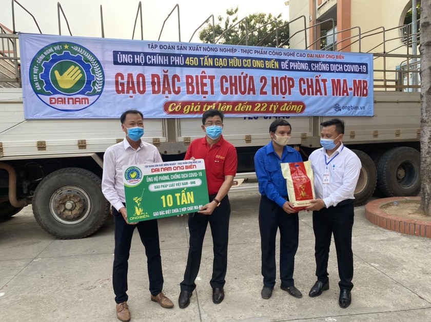 Đại diện Chương trình "ATM gạo nghĩa tình" nhận ủng hộ của các nhà hảo tâm.