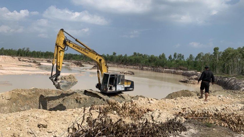 Xe cuốc ngang nhiên đào cát trái phép tại thửa đất đã có chủ quyền của ông Đính.