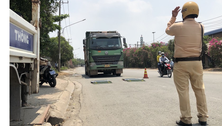 Lực lượng CSGT phải mất nhiều thời gian mới có thể tiến hành kiểm tra cân tải trọng đối với xe vi phạm ( Ảnh: Trọng Duy)