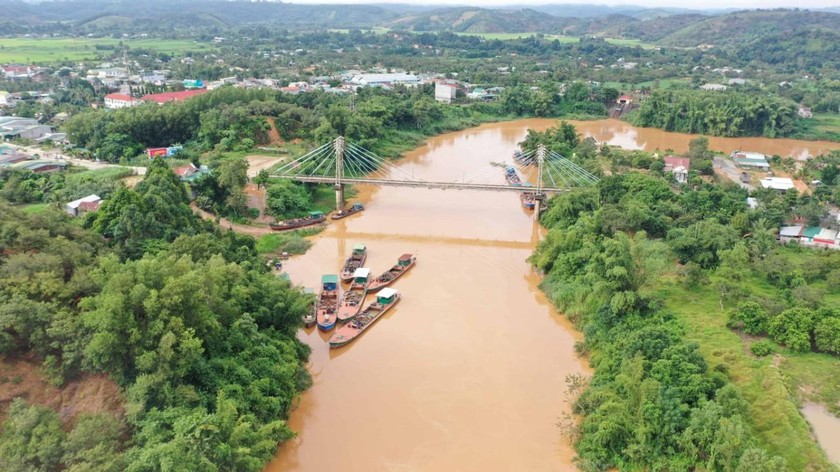 Khu vực cầu Phước Cát, đoạn giáp ranh giữa hai tỉnh Bình Phước và Lâm Đồng là điểm nóng của nạn khai thác cát lậu. 