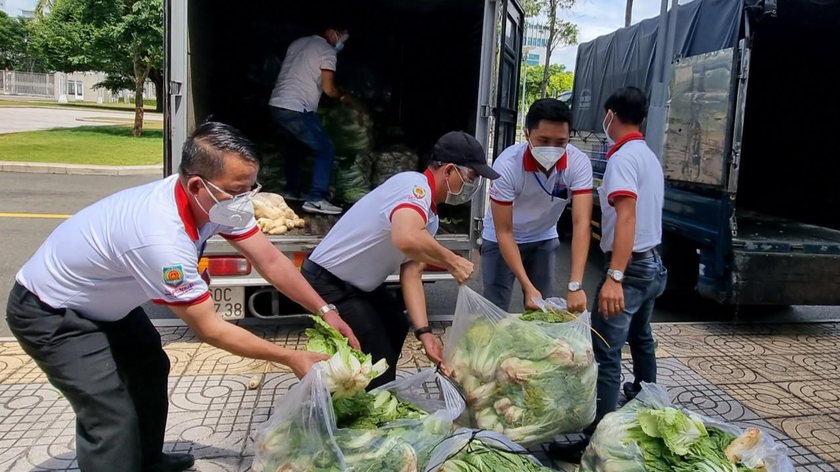 Trao tặng trực tiếp rau củ quả, để động viên kịp thời và cung ứng thực phẩm cho người dân vùng dịch. 