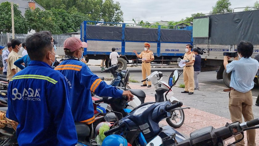 Lực lượng chức năng hướng dẫn người dân các biện pháp phòng, chống dịch để đảm bảo an toàn về quê