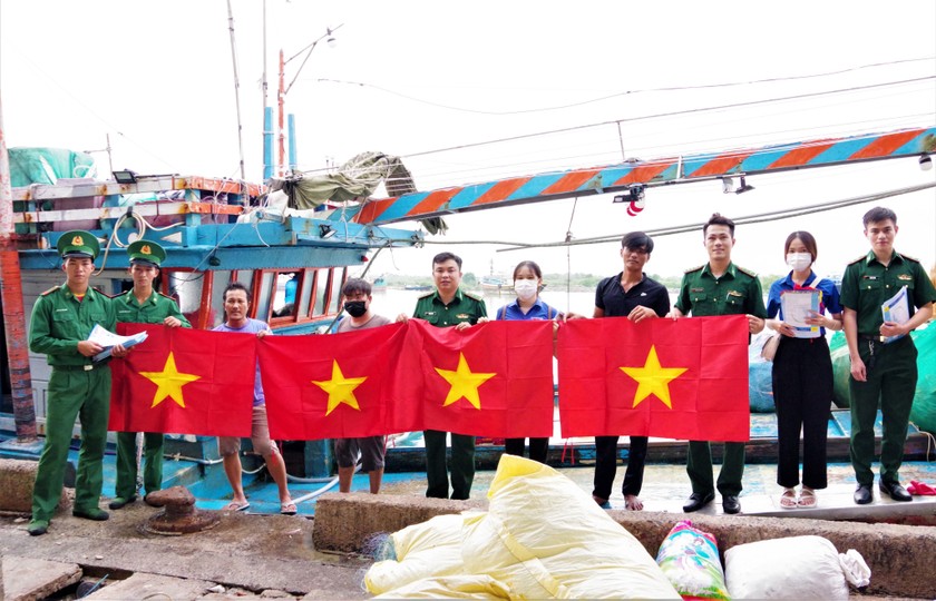 Bộ đội Biên phòng Bà Rịa – Vũng Tàu đã phối hợp với Đoàn thanh niên tuyên truyền phổ biến pháp luật qua hình thức phát tờ rơi, tờ dán.