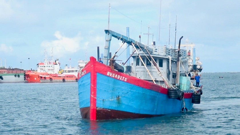 Bắt giữ tàu vận chuyển 50.000 lít dầu D.O trái phép trên biển