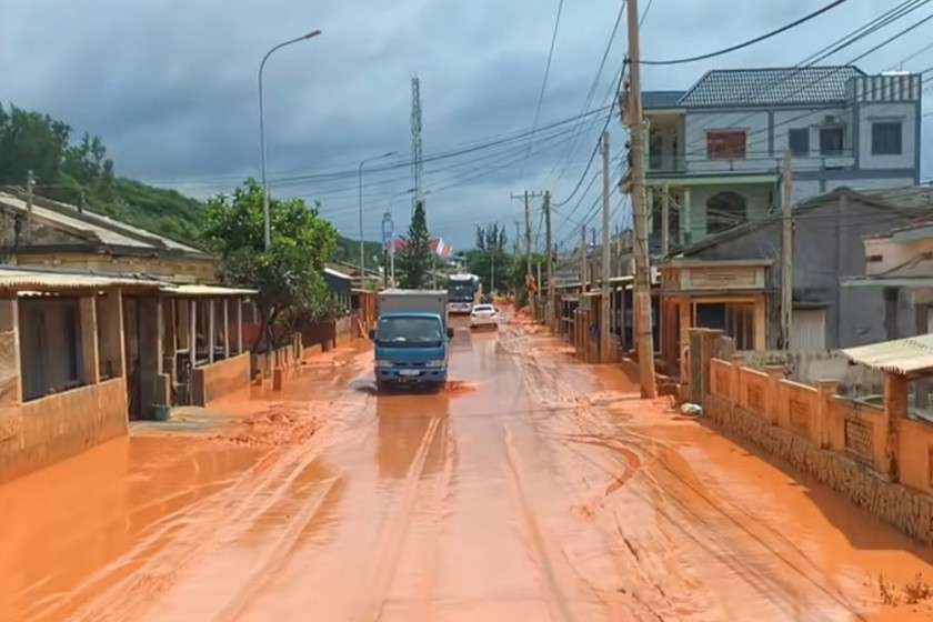 Mưa lớn kéo dài, 3 tỉnh phía Nam thiệt hại nặng