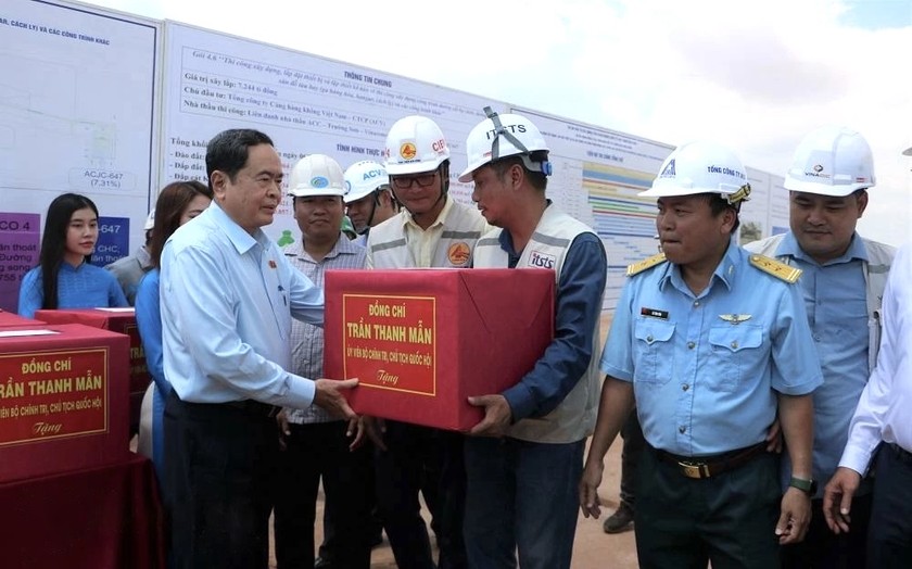 Chủ tịch Quốc hội Trần Thanh Mẫn tặng quà cho các đơn vị thi công