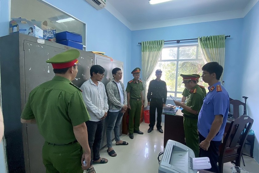 Công an huyện Hàm Thuận Nam công bố quyết định bắt tạm giam các đối tượng vi phạm