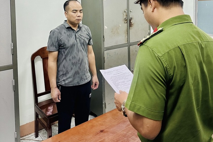 Phạm Đức Dũng tại cơ quan công an