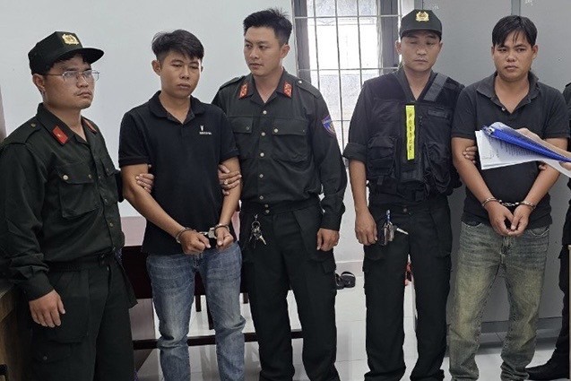 Lực lượng chức năng thi hành bắt tạm giam đối với An và Trung.