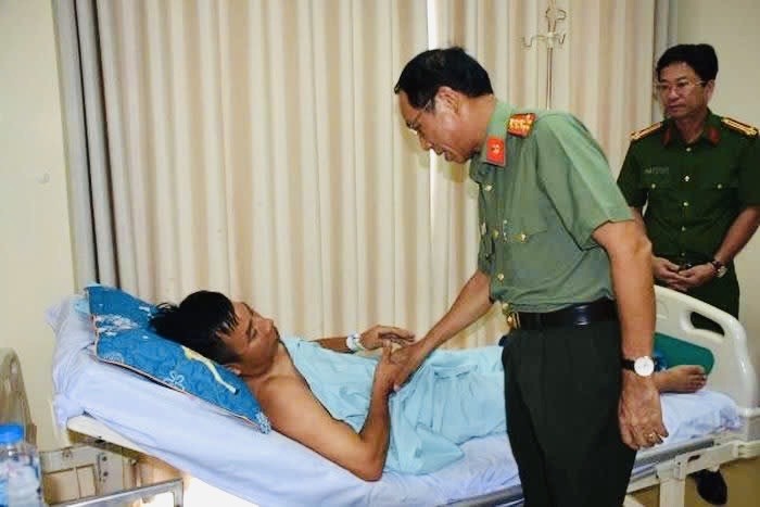 Đại tá Bùi Văn Thảo, Giám đốc Công an tỉnh Bà Rịa-Vũng Tàu thăm hỏi, động viên Thiếu tá Nguyễn Minh Thái tại bệnh viện.