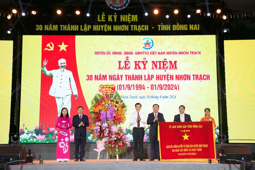 Lãnh đạo tỉnh Đồng Nai trao bức trướng và tặng hoa chúc mừng 30 năm thành lập huyện Nhơn Trạch.