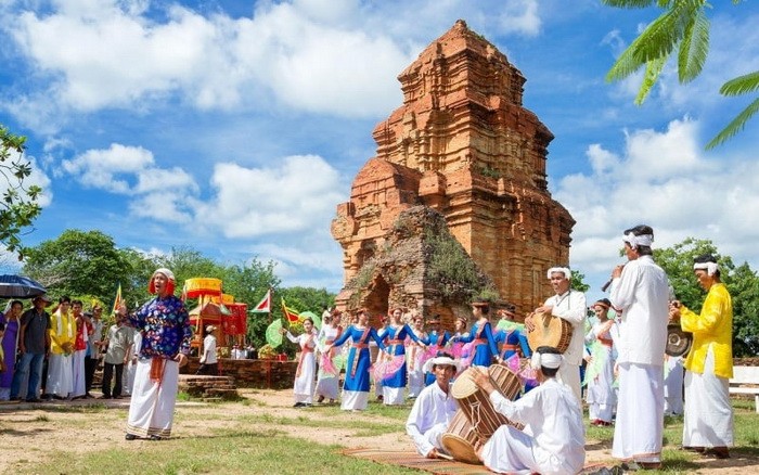 Trình diễn, giới thiệu trích đoạn lễ hội, nghi thức sinh hoạt văn hóa truyền thống dân tộc Chăm là một trong những hoạt động văn hóa được tổ chức tại Ngày hội Văn hóa dân tộc Chăm lần thứ VI tại tỉnh Ninh Thuận, năm 2024.