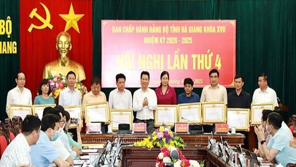  Bí thư Tỉnh ủy Đặng Quốc Khánh tặng Bằng khen cho các cá nhân có thành tích trong giai đoạn 2016 - 2020. Ảnh: Duy Tuấn