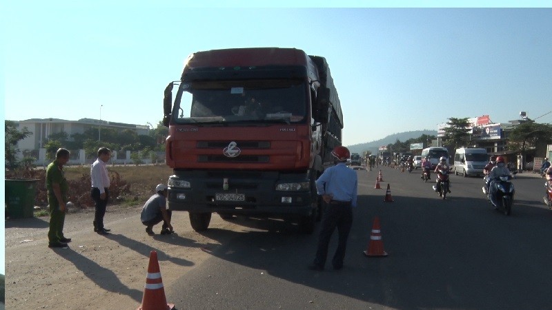 Nam công nhân bị ô tô cán tử vong trên đường đi làm