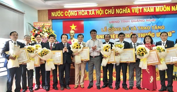 11 Thầy thuốc được phong tặng danh hiệu Thầy thuốc ưu tú.