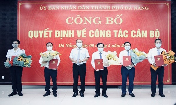 Lãnh đạo TP trao quyết định và tặng hoa chúc mừng các nhân sự mới. 