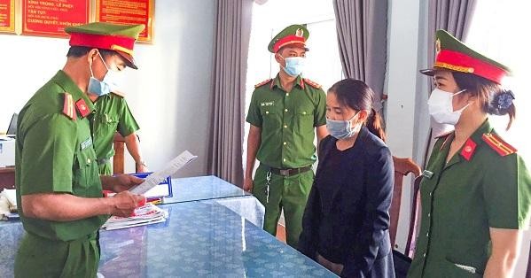 Lực lượng Công an đọc quyết định bắt đối tượng Nguyễn Thị Mỹ Dung.