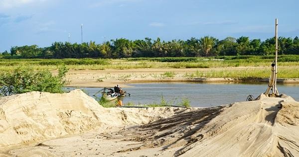 Điểm khai thác cát trái phép tại thôn Ngân Giang xã Tịnh Hà, huyện Sơn Tịnh, tỉnh Quảng Ngãi.