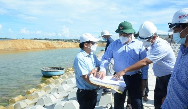 PCT UBND tỉnh Quảng Ngãi yêu cầu phải hoàn thành kè chống sạt lở bờ biển xã Bình Hải trước 15/9