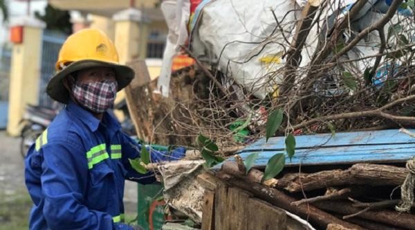 Công nhân thu dọn rác ở Đà Nẵng được về đón giao thừa với người thân