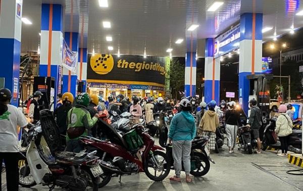 Đà Nẵng: Lo ngại giá xăng, dầu tăng người dân tranh thủ đổ “đầy bình”