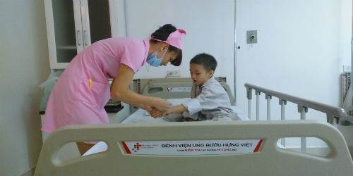  Bệnh viện Ung bướu Hưng Việt là một trong những địa chỉ tin cậy được nhiều khách hàng tin tưởng tìm đến khám chữa các bệnh về tai mũi họng, đặc biệt là trẻ nhỏ