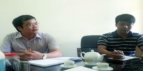 Ông Nguyễn Xuân Thông -  Chủ nhiệm UBKT Huyện ủy Yên Lạc  (Bên trái) đang trao đổi vụ việc với Phóng viên 