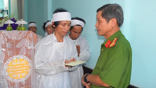 Đồng chí Nguyễn Trường Sơn, Phó Giám đốc Công an tỉnh thăm hỏi, động viên và hỗ trợ gia đình nạn nhân  